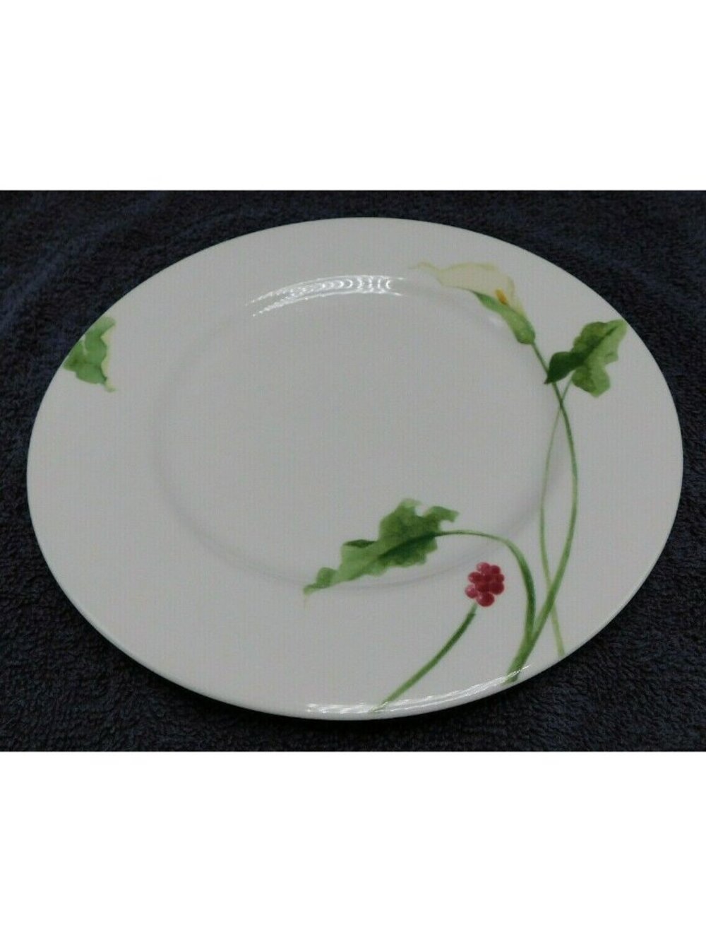 Mikasa Optima Classic Calla Lily Luncheon Plate Porcelain Floral Green Red